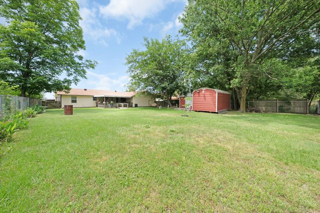 104 W Oak Street, Yantis, TX 75497