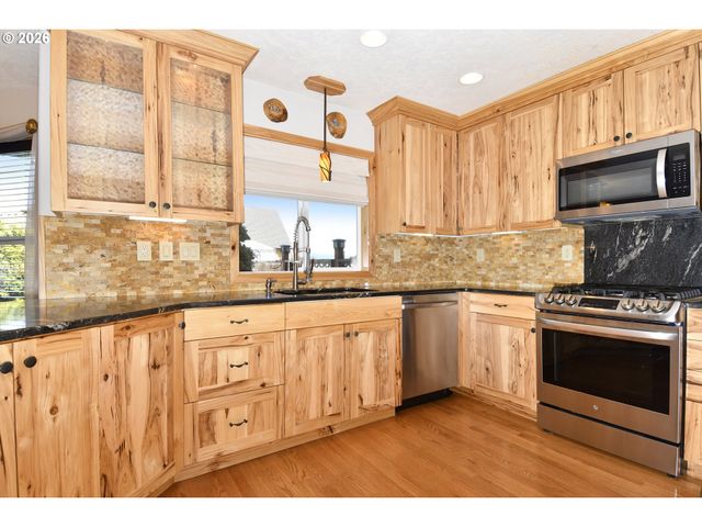 39735 HOOD St, Sandy, OR 97055