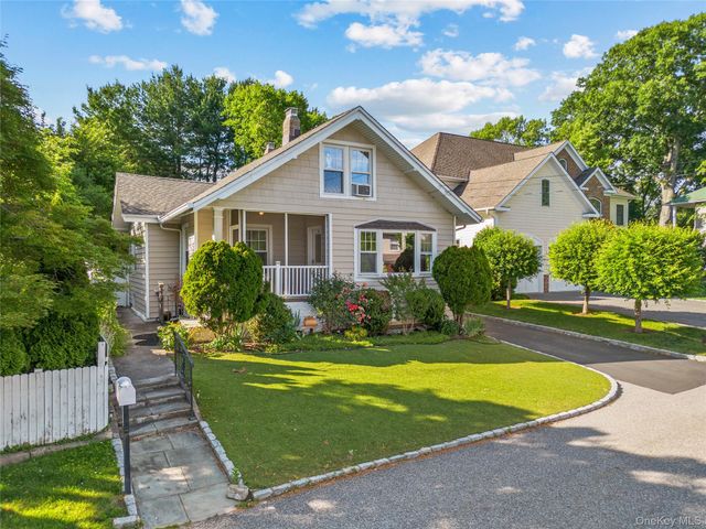 15 Pershing Avenue, Locust Valley, NY 11560