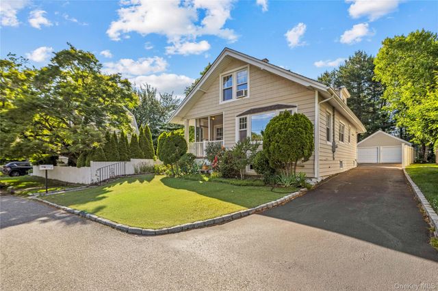 15 Pershing Avenue, Locust Valley, NY 11560
