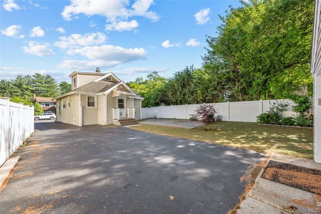 15 Pershing Avenue, Locust Valley, NY 11560