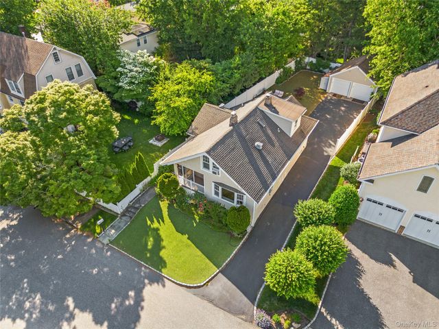 15 Pershing Avenue, Locust Valley, NY 11560