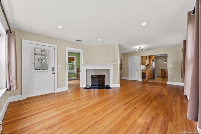 15 Pershing Avenue, Locust Valley, NY 11560