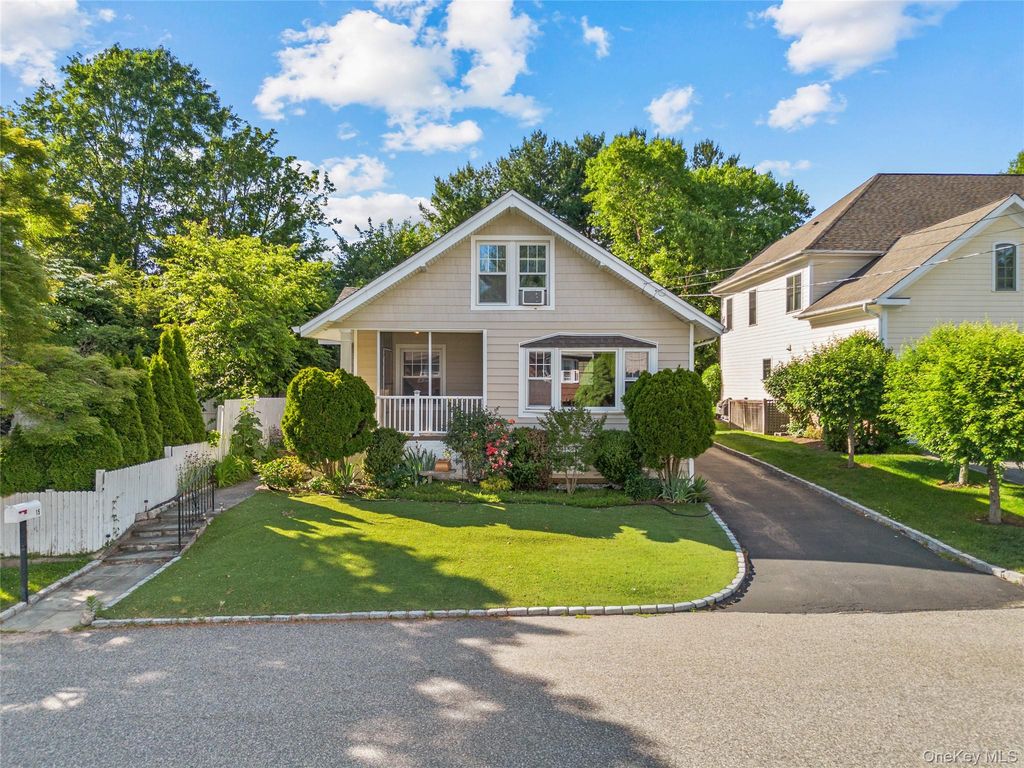 15 Pershing Avenue, Locust Valley, NY 11560