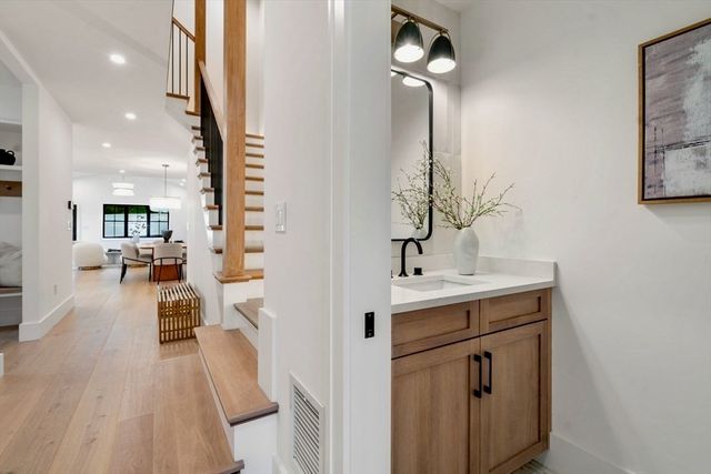 71 Cloverdale Rd, Newton, MA 02461