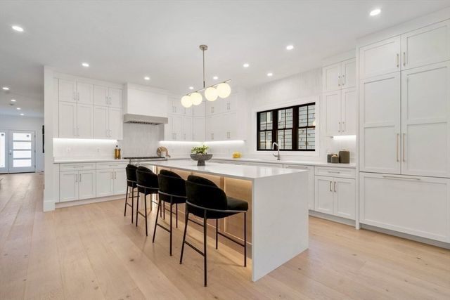 71 Cloverdale Rd, Newton, MA 02461