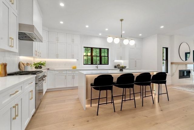 71 Cloverdale Rd, Newton, MA 02461