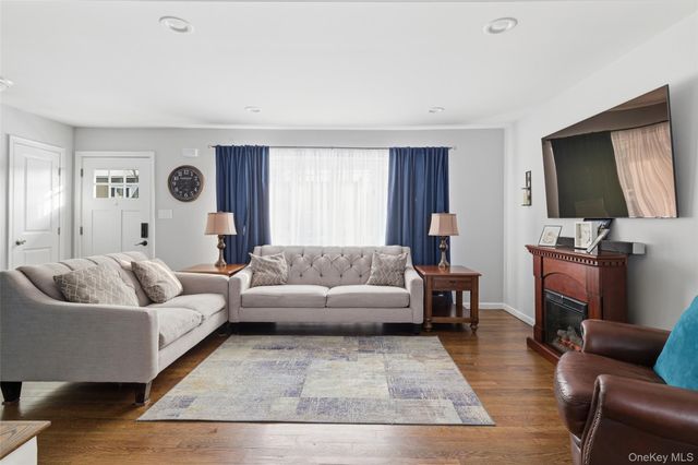 30 Linwood Place, Massapequa Park, NY 11762