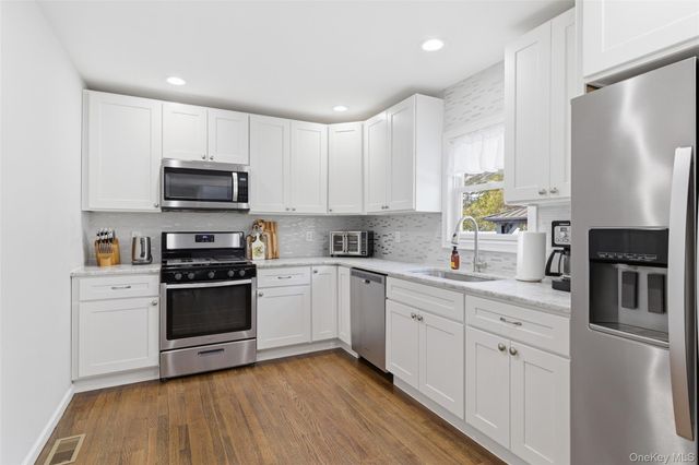 30 Linwood Place, Massapequa Park, NY 11762