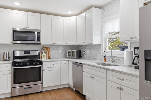 30 Linwood Place, Massapequa Park, NY 11762