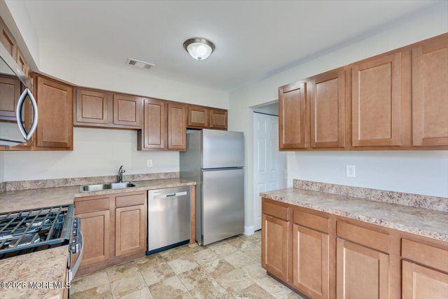 6 Twain Court, Freehold, NJ 07728