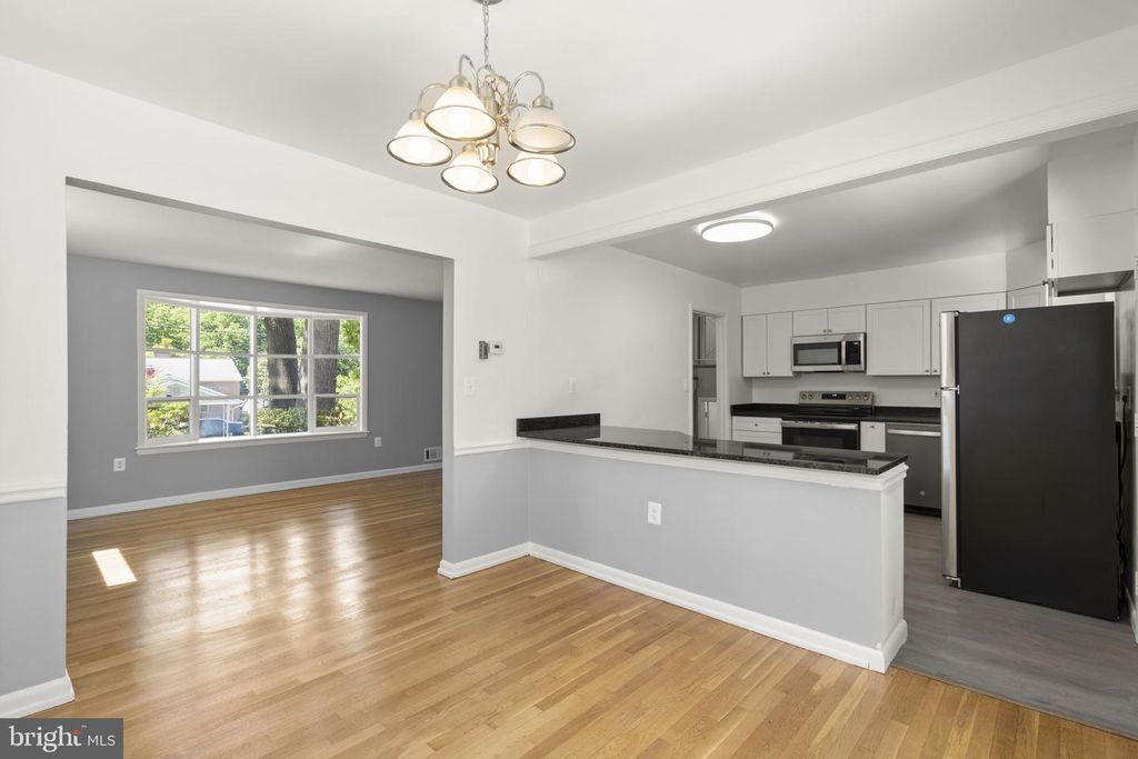 Image 10 of property listing at 9109 DRAKE PL, College Park, MD 20740