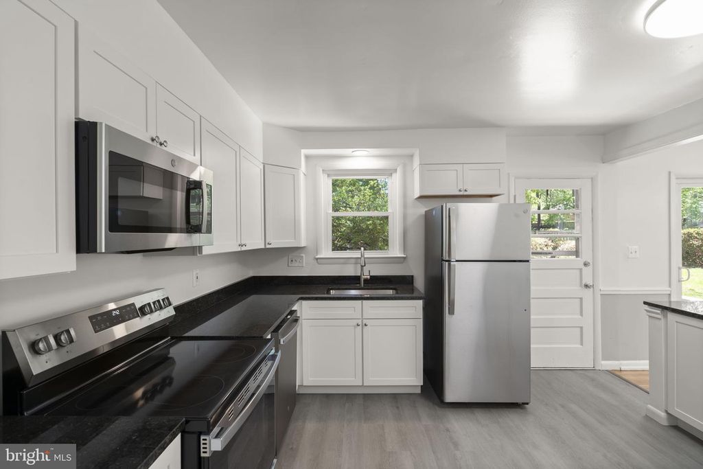 Image 13 of property listing at 9109 DRAKE PL, College Park, MD 20740