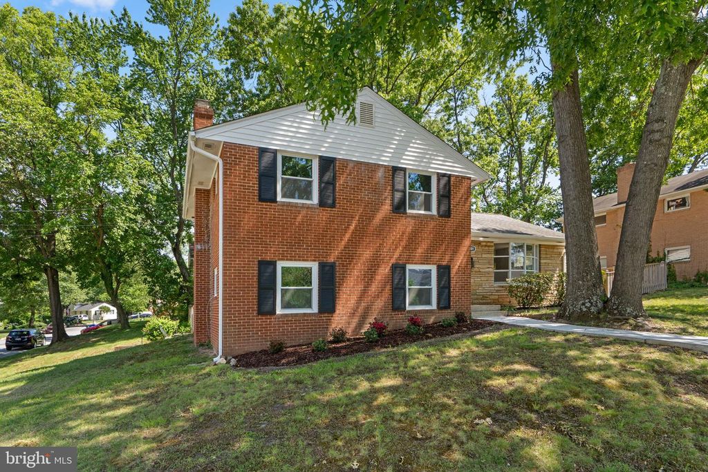 Image 2 of property listing at 9109 DRAKE PL, College Park, MD 20740