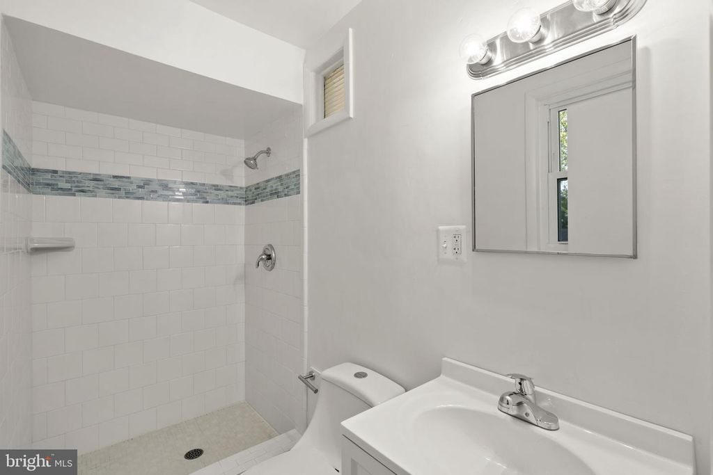 Image 17 of property listing at 9109 DRAKE PL, College Park, MD 20740