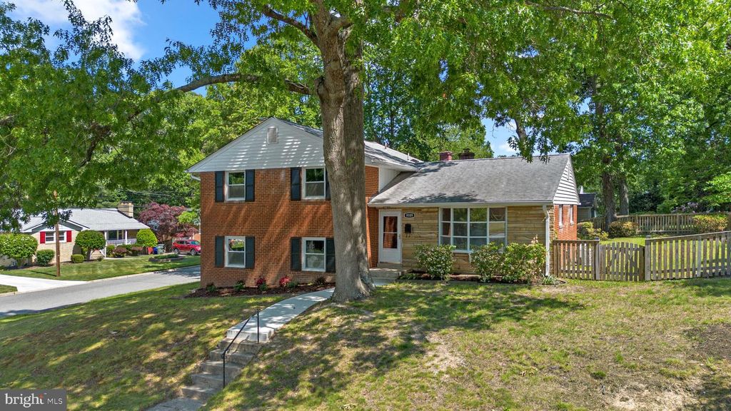 Image 3 of property listing at 9109 DRAKE PL, College Park, MD 20740