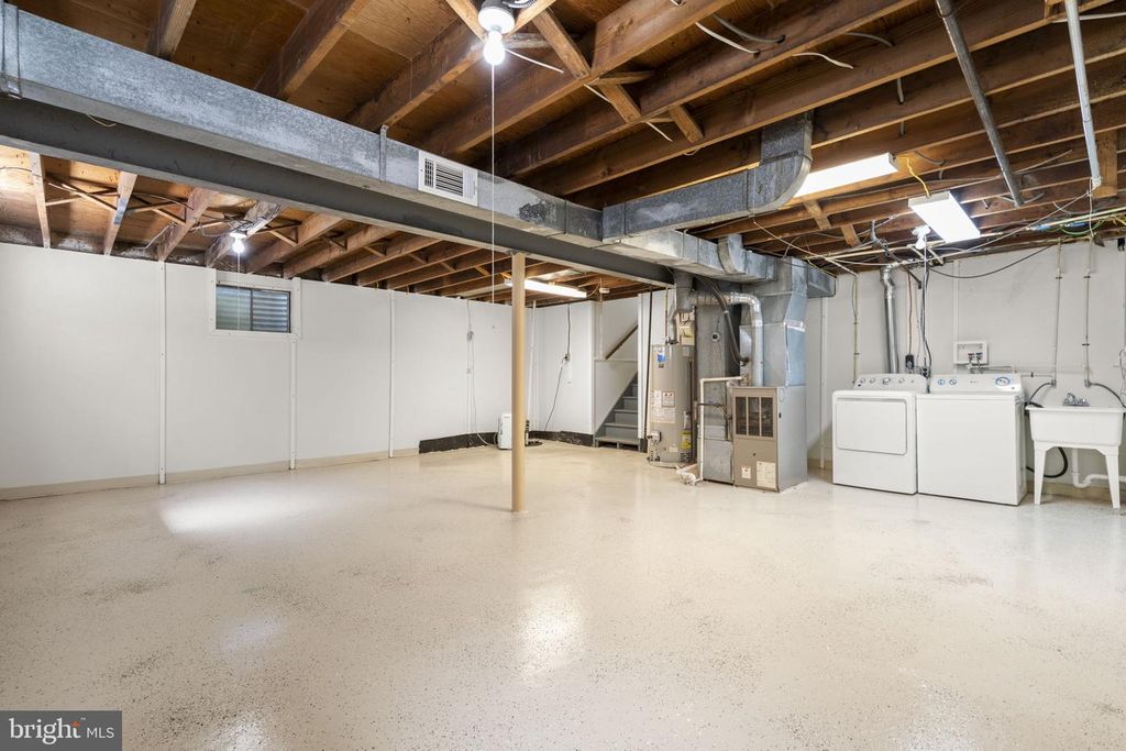 Image 31 of property listing at 9109 DRAKE PL, College Park, MD 20740