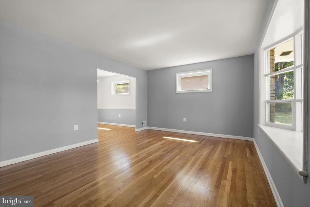 Image 4 of property listing at 9109 DRAKE PL, College Park, MD 20740