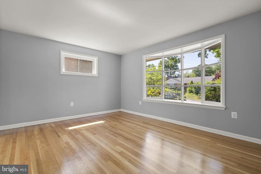 Image 5 of property listing at 9109 DRAKE PL, College Park, MD 20740