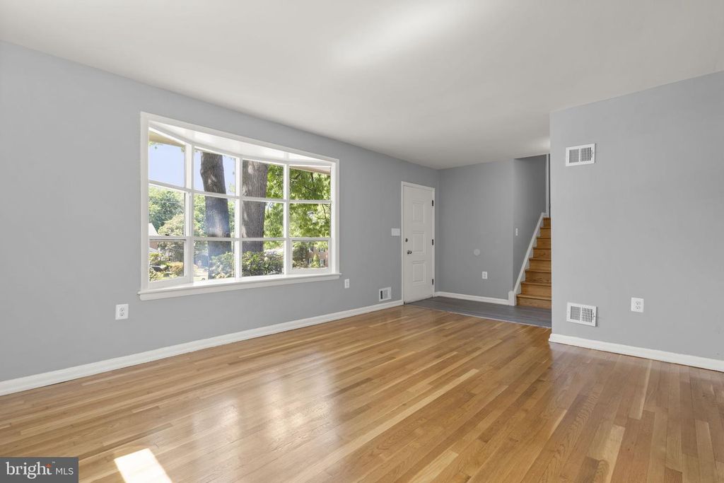 Image 6 of property listing at 9109 DRAKE PL, College Park, MD 20740