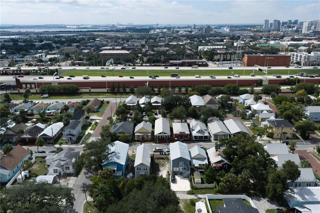 Image 15 of property listing at 1912 E COLUMBUS DRIVE, Tampa, FL 33605