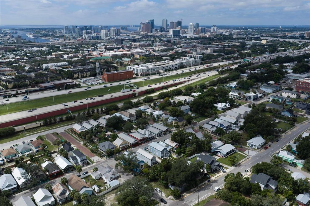 Image 23 of property listing at 1912 E COLUMBUS DRIVE, Tampa, FL 33605