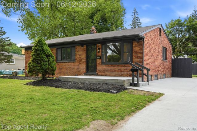 23040 Shiell Street, Clinton Charter Township, MI 48035