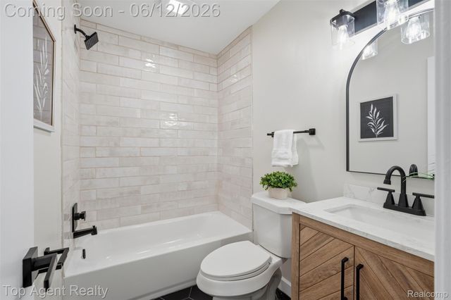23040 Shiell Street, Clinton Charter Township, MI 48035
