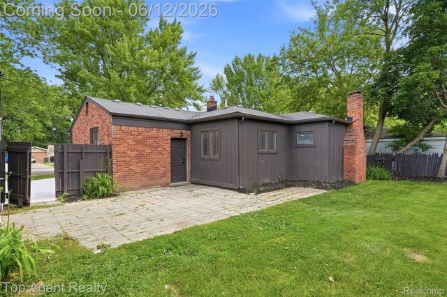 23040 Shiell Street, Clinton Charter Township, MI 48035