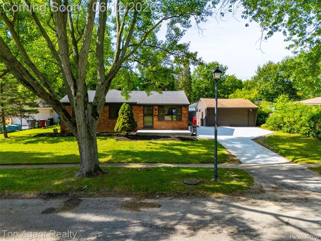 23040 Shiell Street, Clinton Charter Township, MI 48035