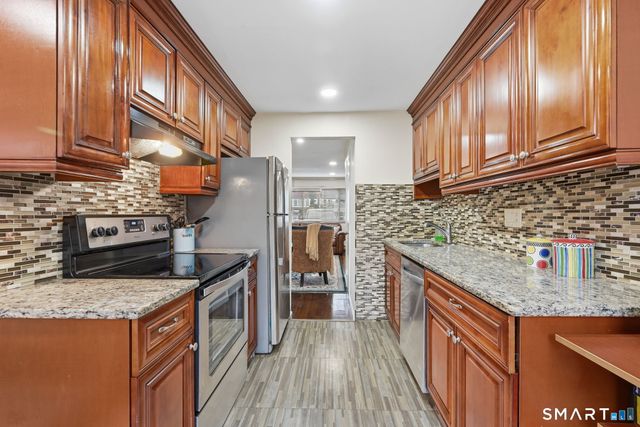 8 Barnstable Lane, Stamford, CT 06907