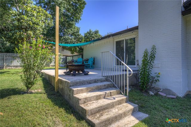 96 W Hampton Drive, Seguin, TX 78155