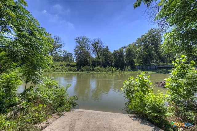 96 W Hampton Drive, Seguin, TX 78155
