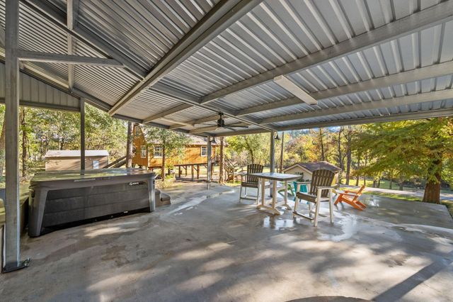 141 White Oak Street, Point Blank, TX 77364