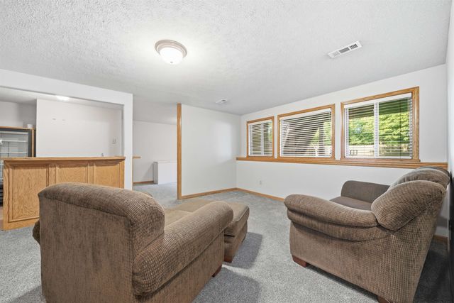 1114 N Fontenelle Dr, Derby, KS 67037