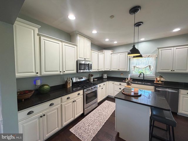 200 IRISH DR, New Oxford, PA 17350