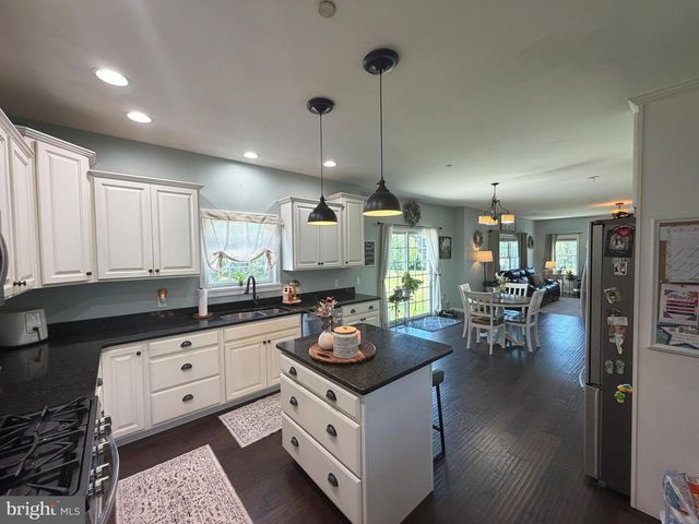 200 IRISH DR, New Oxford, PA 17350