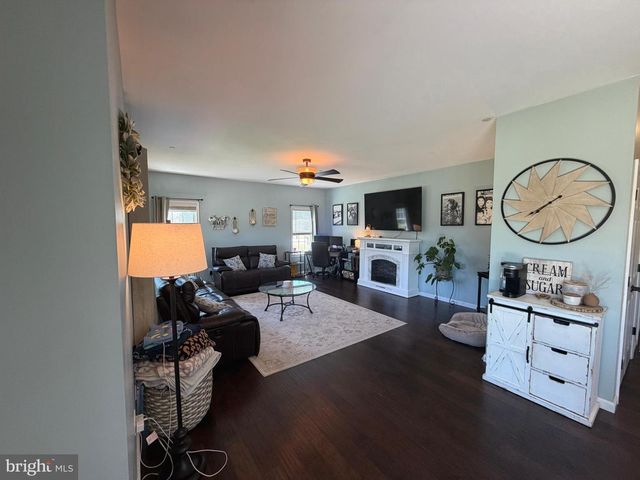 200 IRISH DR, New Oxford, PA 17350