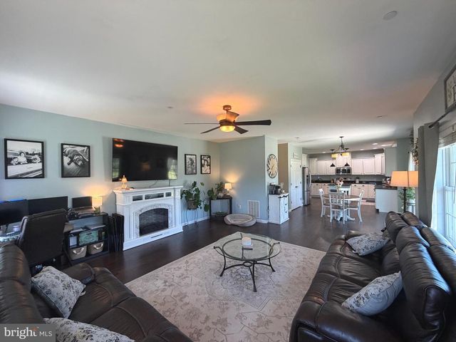 200 IRISH DR, New Oxford, PA 17350