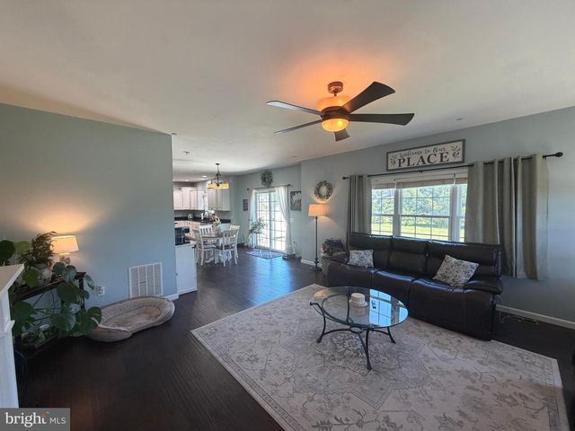 200 IRISH DR, New Oxford, PA 17350