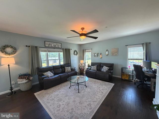 200 IRISH DR, New Oxford, PA 17350