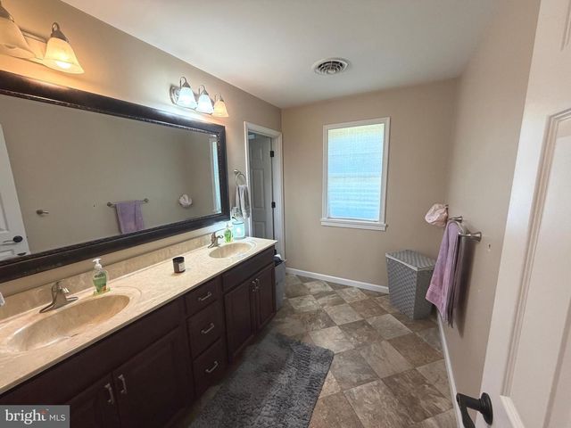 200 IRISH DR, New Oxford, PA 17350