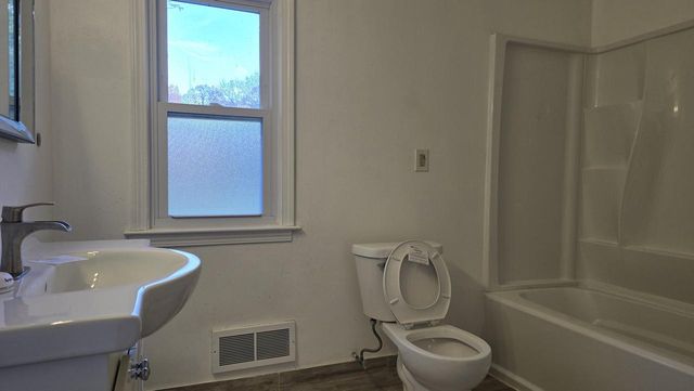 2902 S 124th STREET, West Allis, WI 53227