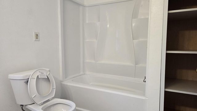 2902 S 124th STREET, West Allis, WI 53227