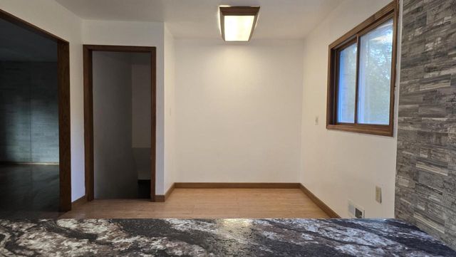 2902 S 124th STREET, West Allis, WI 53227