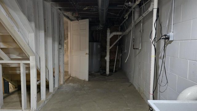 2902 S 124th STREET, West Allis, WI 53227