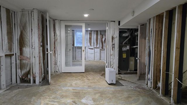 2902 S 124th STREET, West Allis, WI 53227