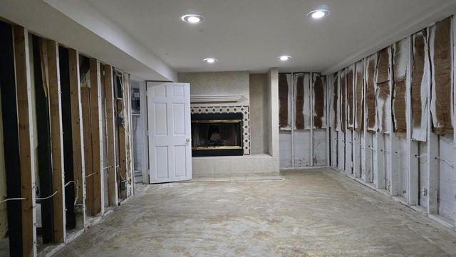 2902 S 124th STREET, West Allis, WI 53227