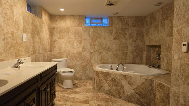 2902 S 124th STREET, West Allis, WI 53227