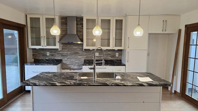 2902 S 124th STREET, West Allis, WI 53227